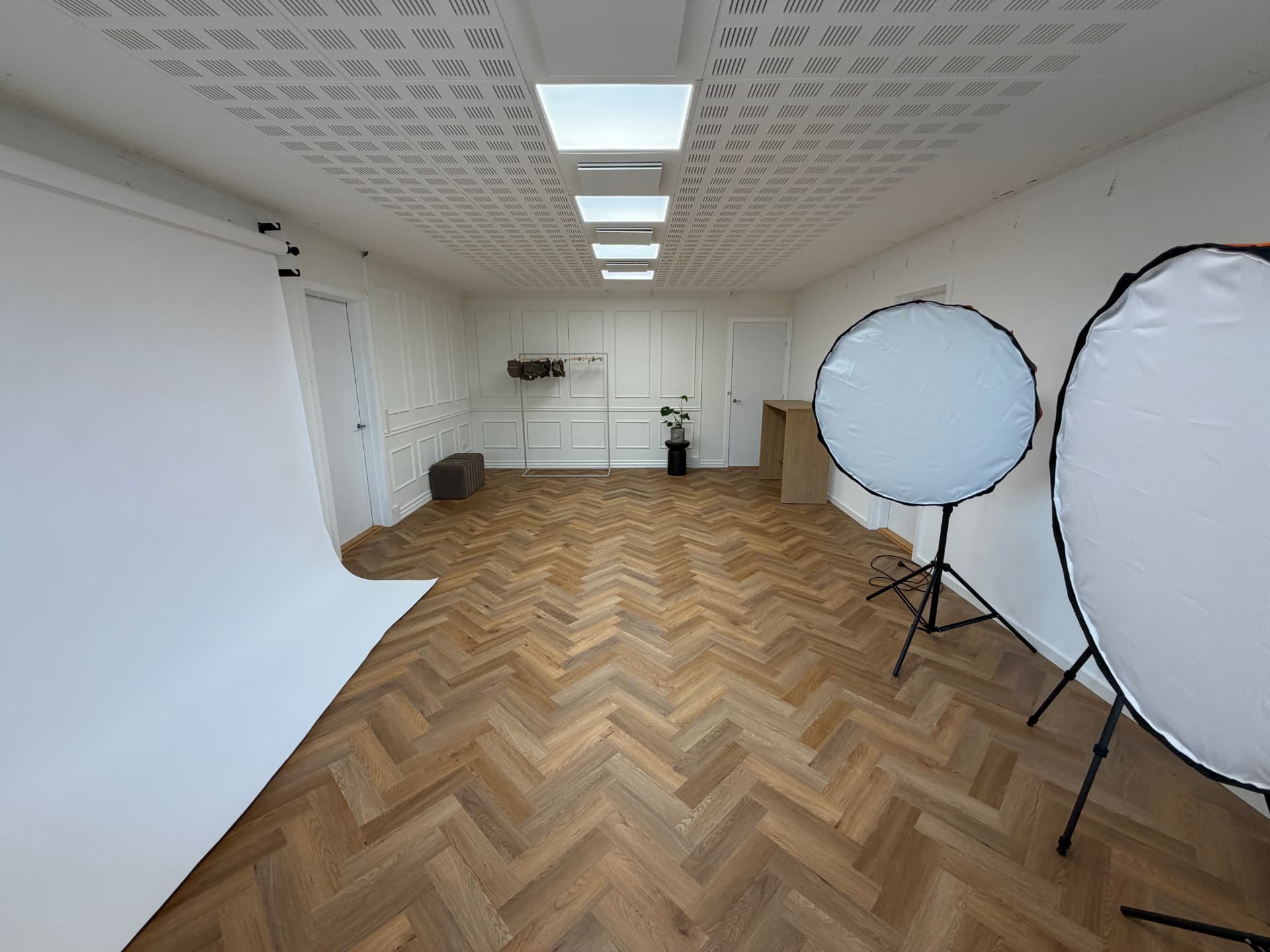 Fotostudiet i Odder set i fuld længde med hvid backdrop, softboxes og sildebensgulv